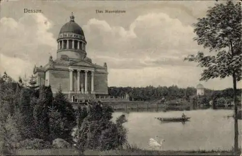 Ak Dessau in Sachsen Anhalt, Mausoleum, Boot, Schwäne