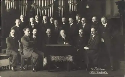 Foto Ak  Auerbach im Vogtland, Männer vor Orgel