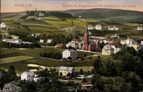 Ak Sebnitz Sächsische Schweiz, Panorama, Blick von der Bergstraße, Finkenbaude, Katholische Kirche