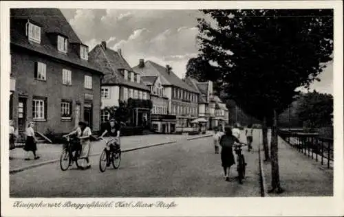 Ak Berggießhübel in Sachsen, Karl Marx-Straße, Radfahrerinnen