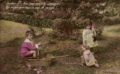 Ak Junge und Mädchen mit einer Puppe im Garten