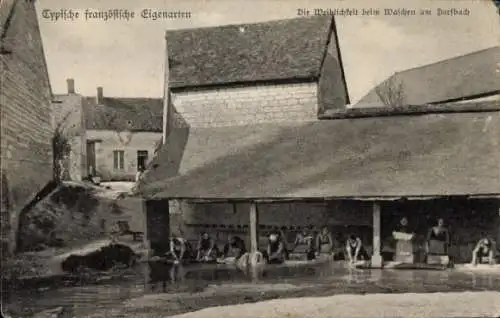 Ak Typische französische Eigenarten, Die Weiblichkeit beim Waschen am Dorfbach