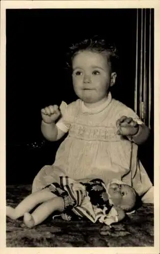 Ak Prinzessin Marijke der Niederlande, Sitzportrait mit Puppe, Het Loo 1948