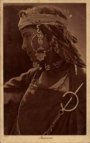 Ak Junge Beduinin, Frau in Tracht, Halskette, Ohrring