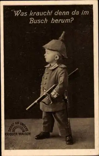 Ak Kleiner Junge in Uniform, denkt an unsere Krieger Waisen, Pickelhaube, Gewehr