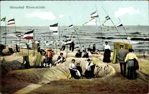 Ak Ostseebad Rostock Warnemünde, Strandpartie, Sandburgen, Fahnen, Urlauber