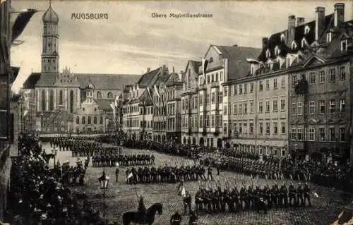 Ak Augsburg in Schwaben, Obere Maximilianstraße, Militärparade, Militärkapelle, Zuschauer