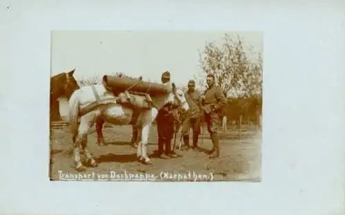 Foto Ak Rumänien, Transport von Dachpappe in den Karpathen, Deutsche Soldaten in Uniform