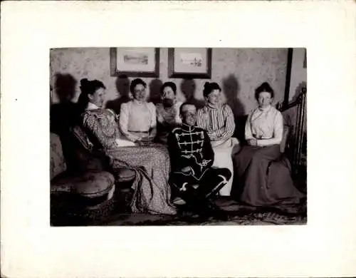 Foto Ak Frauen und Mann in Uniform, Gruppenfoto, Wohnhaus, Gemälde