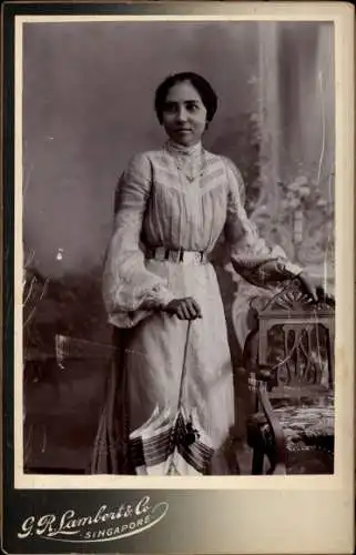 CdV Frau in weißem Kleid, Standporträt, Sonnenschirm