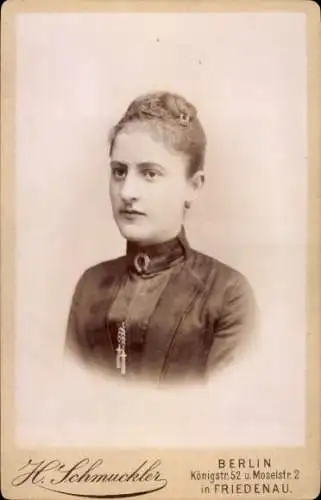 CdV Porträt einer Frau mit schwarzer Bluse