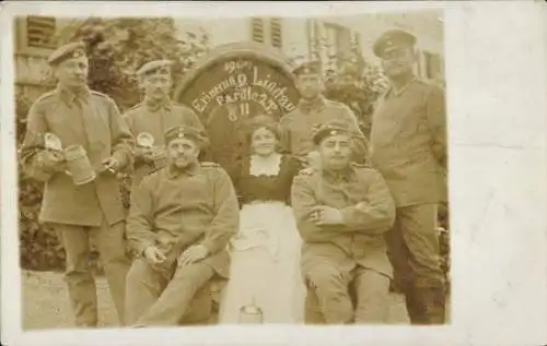 Foto Ak Lindau am Bodensee Schwaben, Bierfass, deutsche Soldaten, Gruppenbild