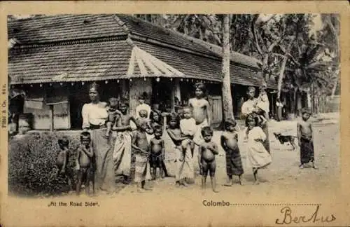 Ak Colombo Ceylon Sri Lanka, Familie, Gruppenbild, Straßenpartie