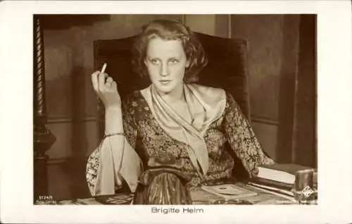 Ak Schauspielerin Brigitte Helm, bekannt aus Metropolis, Portrait, Filmszene, Zigarette