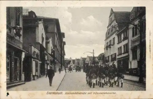 Ak Darmstadt in Hessen, Alexanderstraße mit Infanteriekaserne, Soldaten