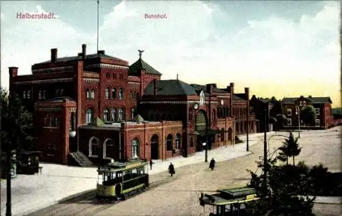 Ak Halberstadt am Harz, Bahnhof, Straßenansicht, Straßenbahn