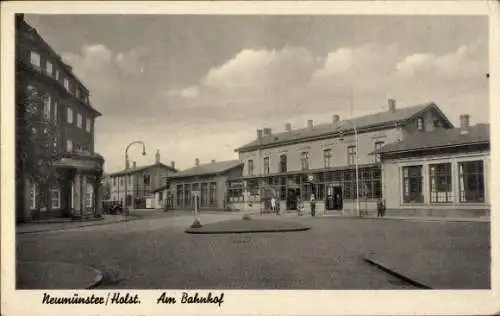 Ak Neumünster in Holstein, Am Bahnhof