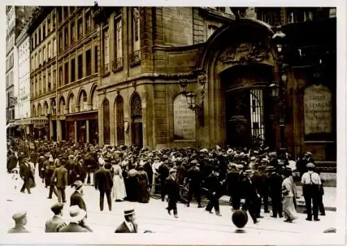 Foto Paris, Menschenmasse vor einer Bank, 1914