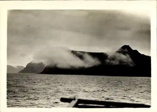 Foto Norwegen, Blick auf Bergpanorama an der Küste, Wolken, vom Schiff aufgenommen