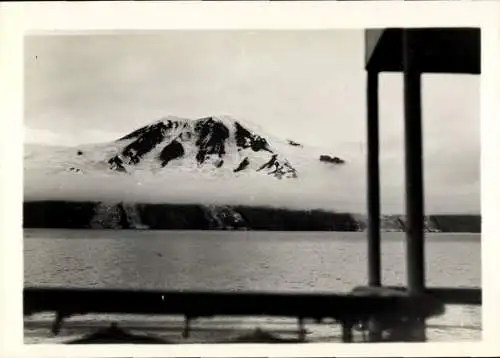 Foto Norwegen, Blick auf Bergpanorama an der Küste, Wolken, vom Schiff aufgenommen