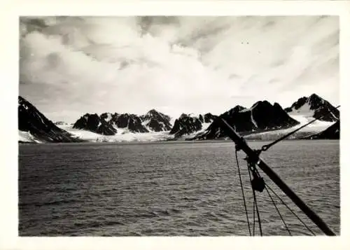 Foto Norwegen, Blick auf Bergpanorama an der Küste, vom Schiff aufgenommen