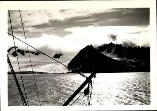 Foto Blick vom Schiff auf das Meer und Bergpanorama