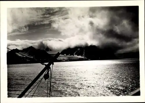 Foto Norwegen, Blick auf Bergpanorama an der Küste, Wolken, vom Schiff aufgenommen