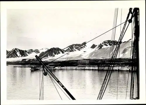 Foto Norwegen, Blick auf Bergpanorama an der Küste, vom Schiff aufgenommen