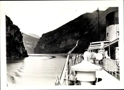 Foto Norwegen, Bergpanorama, Blick auf Fjord, vom Schiff aufgenommen