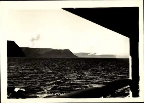 Foto Norwegen, Blick auf Bergpanorama an der Küste, Wolken, vom Schiff aufgenommen