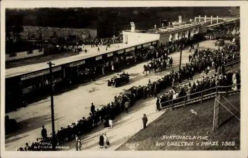 Ak Praha Prag Tschechien, Menschenmenge, Straße, Buffet Gebäude, Pferde, Parade 1929