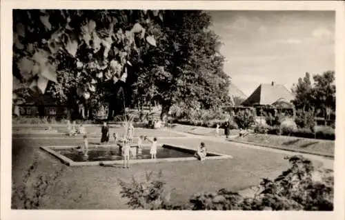 Ak Oldenburg in Holstein, Kinderspielplatz, Brunnen, Bäume, Häuser