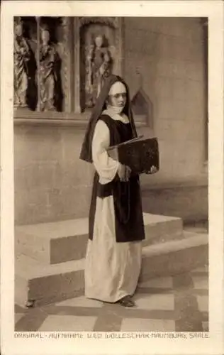 Ak Naumburg an der Saale, Eine Nonne steht vor einem Altar.