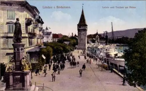 Ak Lindau am Bodensee Schwaben, Hafen, Leben und Treiben, Turm, Denkmal