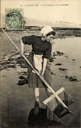 Ak Ile de Ré Charente Maritime, Krabbenfischerin in Tracht