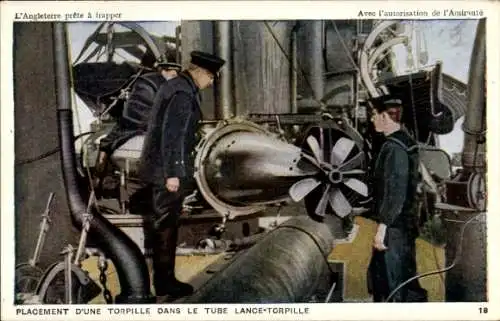 Ak Britisches Kriegsschiff, Inserting torpedo in firing tube, Seeleute