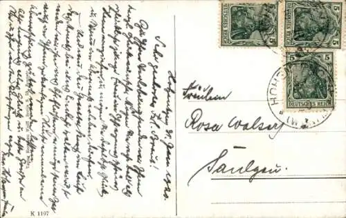 Künstler Ak Völcker, Robert, Ein Blumengruß, Dame, Sofa