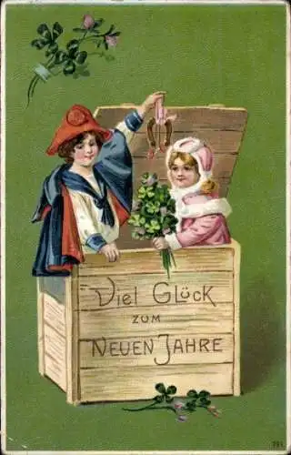 Präge Litho Glückwunsch Neujahr, Junge und Mädchen in einer Holzkiste, Hufeisen, Kleeblätter