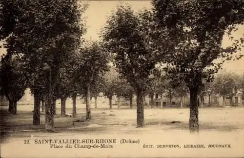 Ak Saint Vallier sur Rhone Drome, Place du Champ-de-Mars