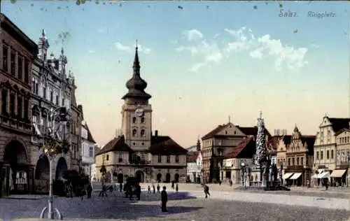 Ak Žatec Saaz Region Aussig, Rathaus, Ringplatz mit Brunnen und Personen