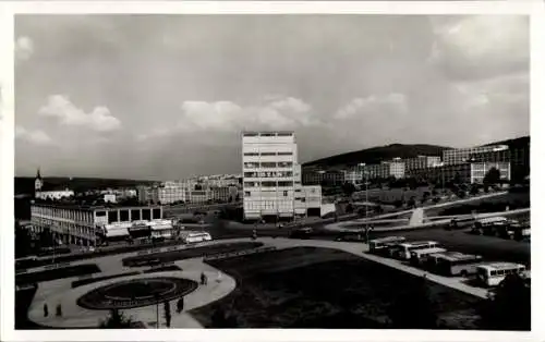 Ak Zlín Gottwaldov in Mähren Region Zlin, Námesti Práce mit Kaufhaus und Hochhaus