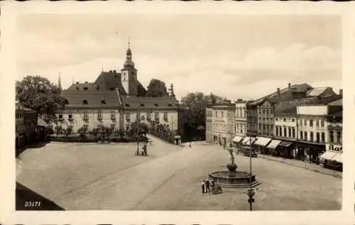 Ak Frýdek Místek Friedek Friedeck Region Mährisch Schlesien, Platz, Brunnen, Geschäfte