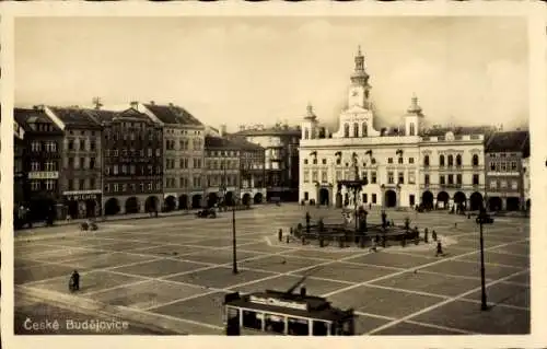 Ak České Budějovice Budweis Südböhmen, Stadtplatz, Straßenbahn, Brunnen