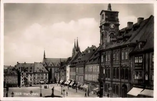 Ak Cheb Eger Reg. Karlsbad, Blick auf den Marktplatz, Passanten