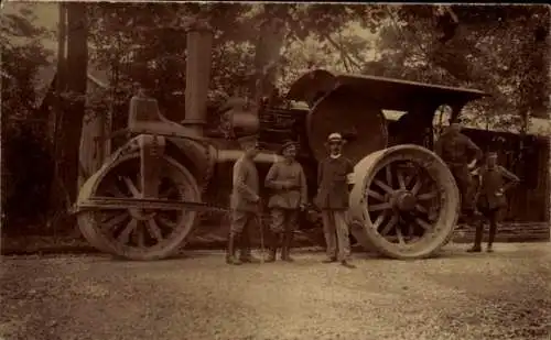 Foto Ak Dampfmaschine, Dampfwalze, Walzenfahrzeug, Deutsche Soldaten in Uniform