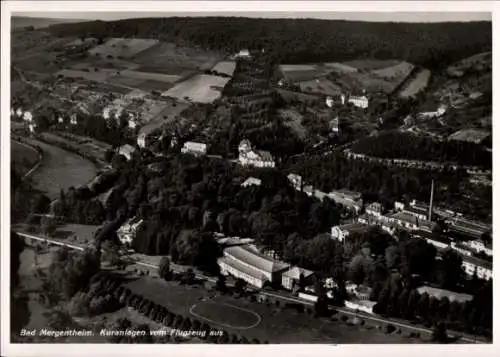 Ak Bad Mergentheim in Tauberfranken, Fliegeraufnahme, Kuranlagen, Bahnstrecke