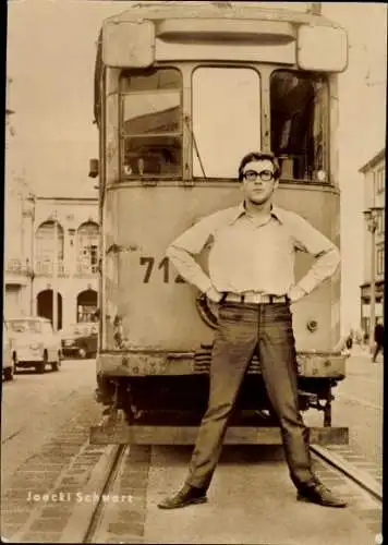 Ak Schauspieler Jaecki Schwarz, Portrait, Straßenbahn, DEFA, Ich war neunzehn