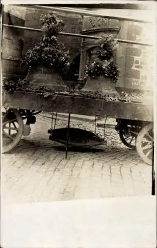 Foto Ak Freimersheim in der Pfalz, Zwei Glocken auf einem Wagen