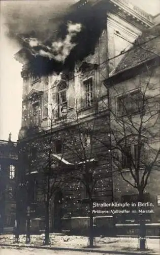 Ak Straßenkämpfe in Berlin, Artillerie-Volltreffer am Marstall