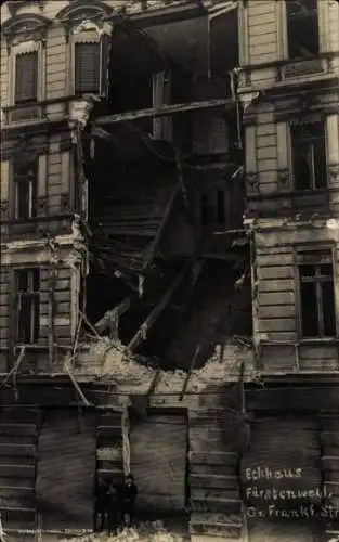 Foto Ak Berlin Friedrichshain, Zerstörtes Eckhaus Fürstenwald, Frankfurter Straße, Straßenkämpfe